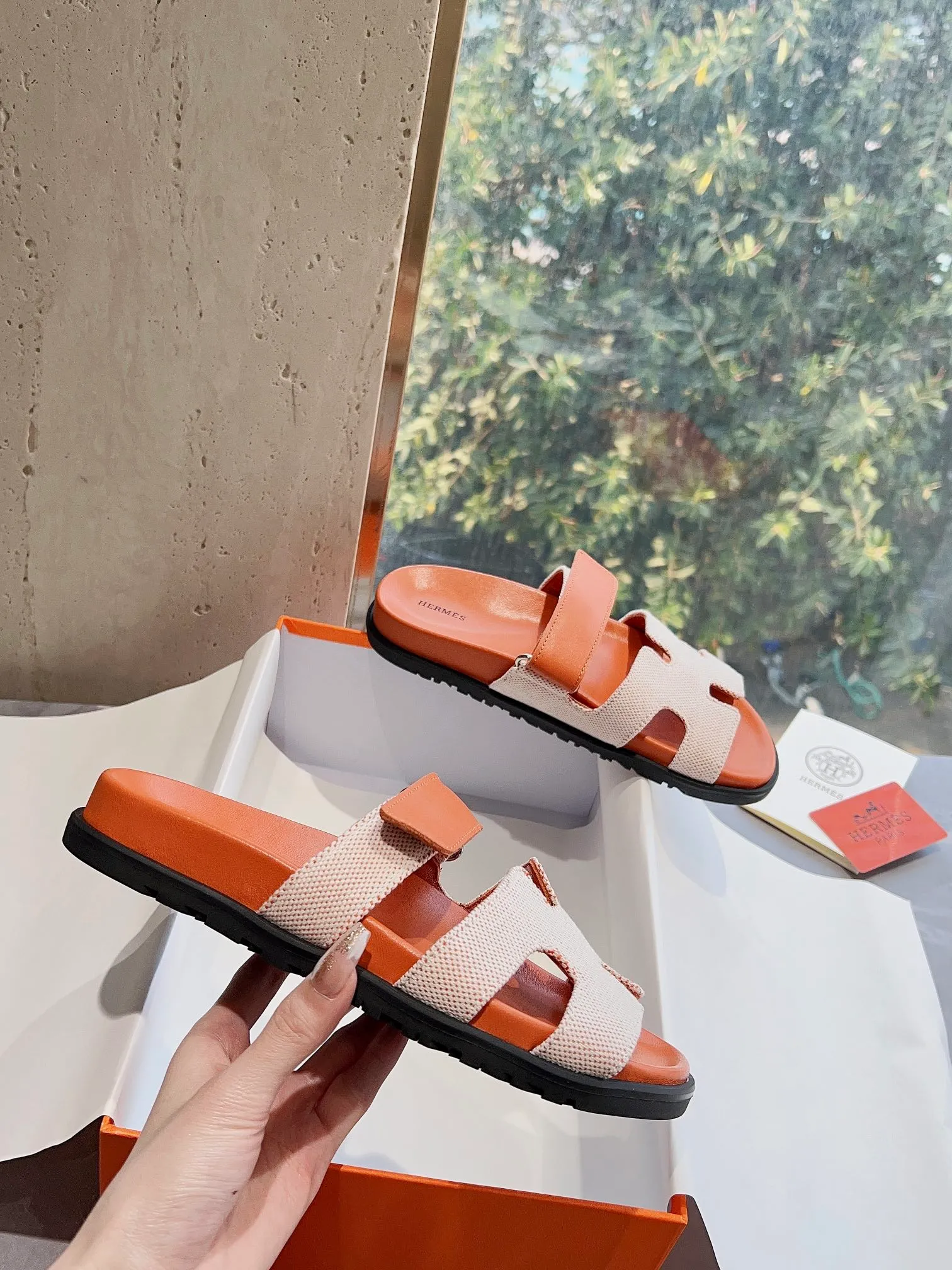 👟👟Ex-factory price 440👟👟 Men's size +10 H family 2024 spring and summer new style HERMES Hermes' recently popular couple's shoes, pig nose angle sandals and slippers, paired with various colorful socks, extremely trendy. Upper lining: imported original material. Outsole: non-slip and wear-resistant outsole. Size: Female 35-42 (40/42 non-returnable and non-exchangeable) Men’s size: 39-45 (45 is non-refundable and non-exchangeable)